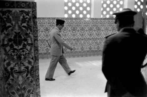 Foto Saat Presiden Soekarno Sholat Di Amerika