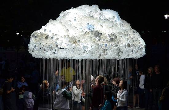 Awan Yang Dibentuk Dari 6000 Lampu (INDAHNYA.. :)