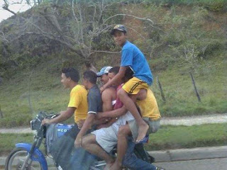 [Joke] Kelakuan Gila pengendara motor ini bikin nyeleneh / ngeselin gan!!