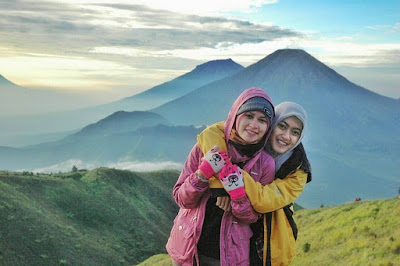 Kamu Jomblo? Main Yuk Ke Gunung Prau, Surganya Para Pendaki Cantik