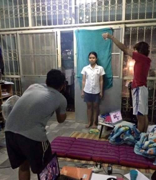 6 Foto Gokil Mengakali Pas Foto Latar Belakang Biru
