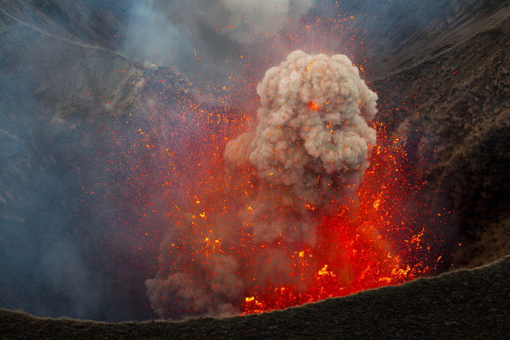 Volcanic Lightning, fenomena petir di atas letusan gunung berapi :cool