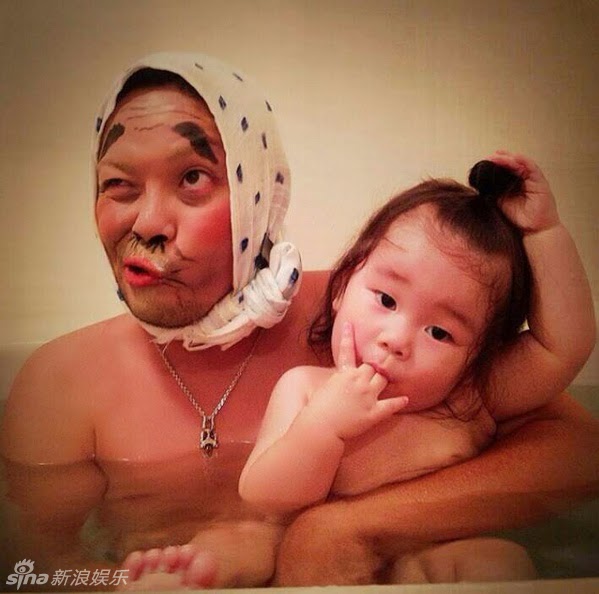 Lucunya Foto Selfie Papa Yang Menirukan Tokoh Populer Bersama Anaknya Dikamar Mandi