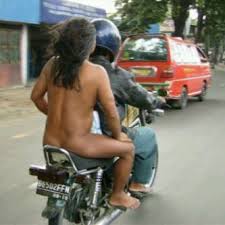 Gaya duduk boncengan di Motor (Agan yang mana ?)