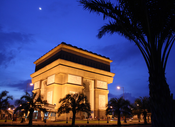 PICS Landmark suatu kota di Indonesia pada malam hari