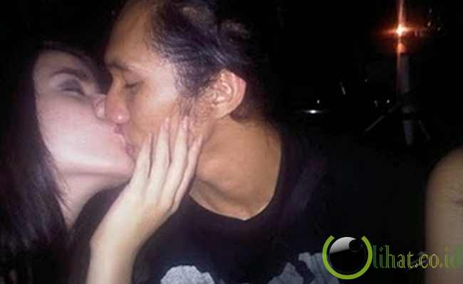 Diantara Para Artis Ini, Siapa Yang Ciumannya Paling Hot ! [+foto]