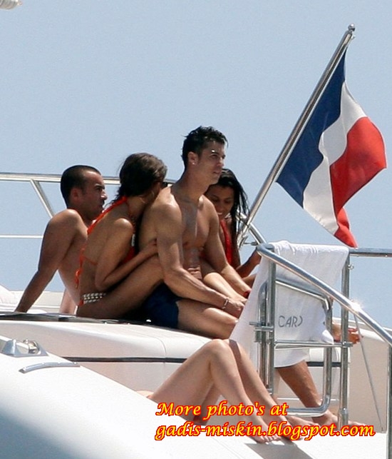 Christian Ronaldo dan Irina Shayk liburan di pantai