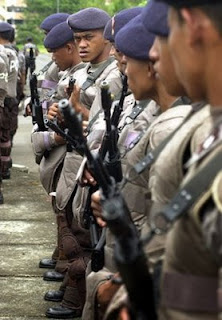 Mengapa Baret TNI dipakai Miring?