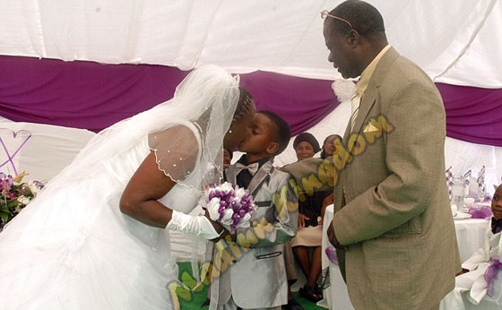 Foto: Karena Takut Karma, Bocah 8 Tahun Menikah Dengan Wanita 60 Tahun