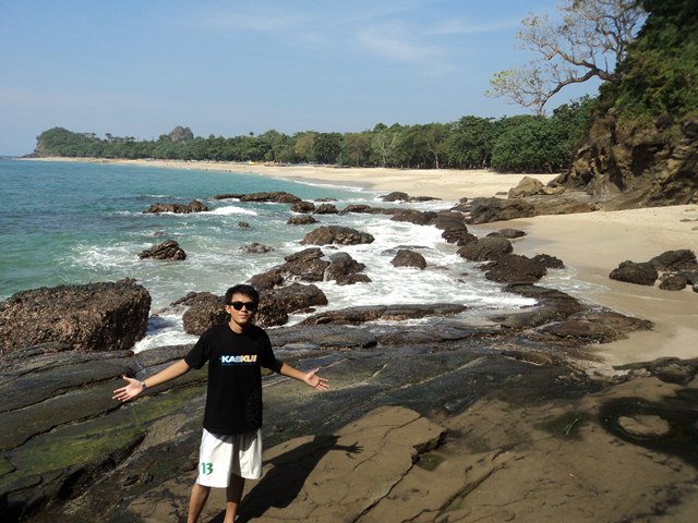 &#91;Travelista&#93; Tanjung Papuma Jember: Eksotisme Pantai Selatan di Kota Tembakau