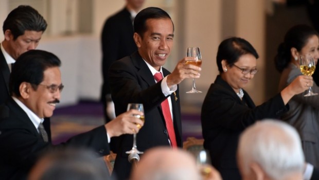 JOKOWI Mendukung Rakyat Hobi Minum MIRAS (Minuman KERAS)