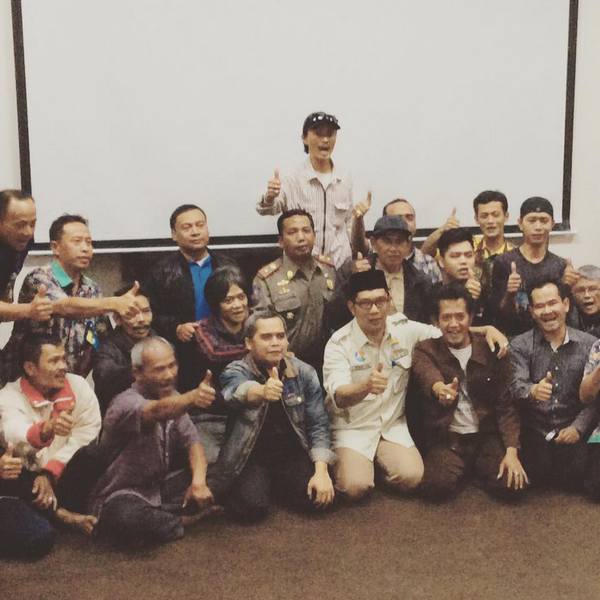 cara-manusiawi-ridwan-kamil-quotgusurquot-pkl-menuai-pujian-netizen