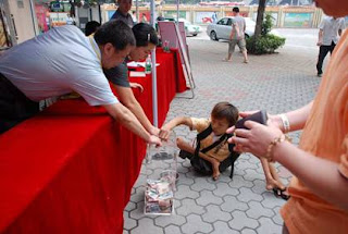 renungan,,,,,,Dikira Mengemis Anak Cacat Ini Malah Menyumbang..