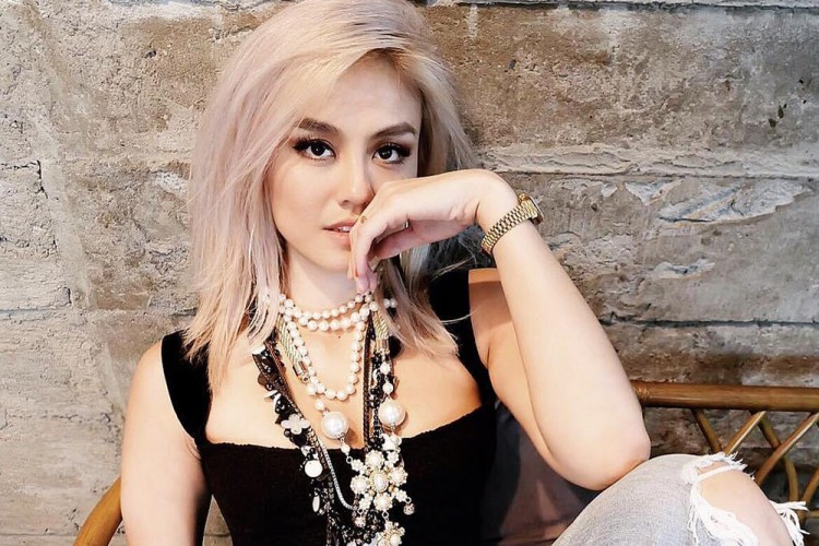 Padahal Cantik dan Seksi! 4 Artis Top Indonesia Ini Malah Belum Dapat Jodoh!