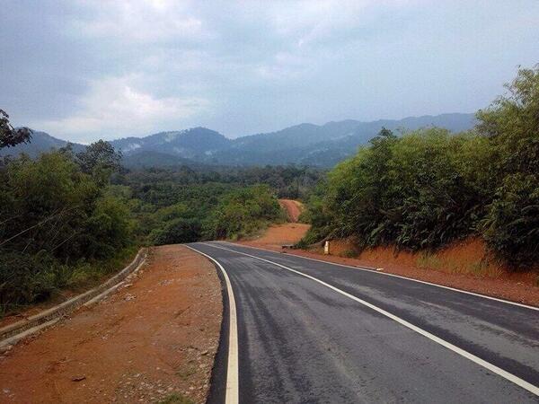 JALAN TRANS PAPUA NAN ELOK DIPANDANG