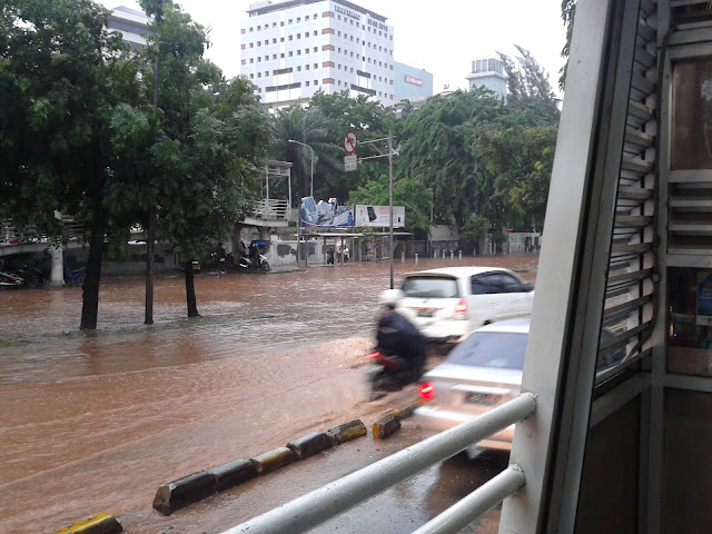 Foto-foto Banjir di Jalan Sudirman Jakarta Pusat