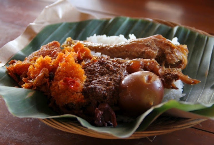 4 Kuliner Indonesia ini Makin Enak karena Dibungkus Daun