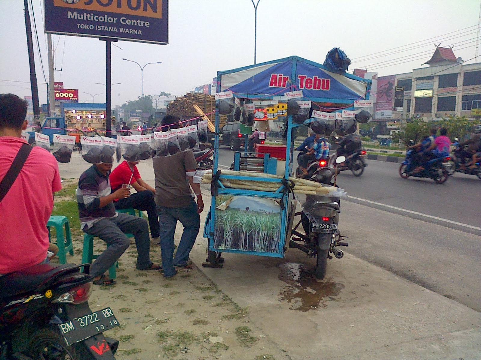 Kabut Asap Di Riau Menjadi Berkah Bagi Pedagang Masker