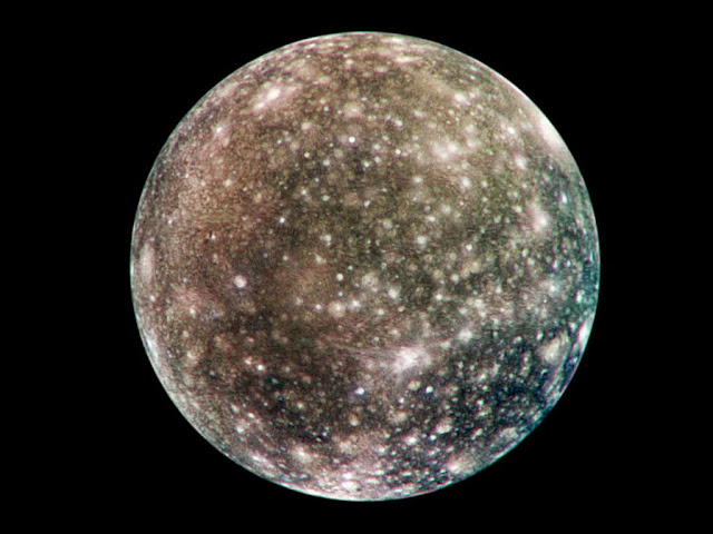 10 Bulan Teraneh dalam Tata Surya