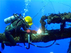 Mantap ! Nih Gan Gaji Seorang Tukang Las Bawah Laut ..