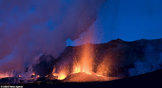 &#91;WOW&#93; Foto Menakjubkan Letusan Gunung Berapi di Iceland dari Jarak Dekat