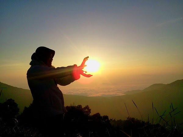 Aneka Gaya Untuk Berfoto yang Aman di Puncak Gunung :D