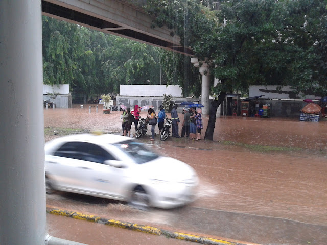 Foto-foto Banjir di Jalan Sudirman Jakarta Pusat