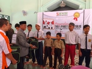 Bagi 10.000 Paket Perlengkapan Sekolah Serentak Se Indonesia BMH Pecahkan Rekor Muri