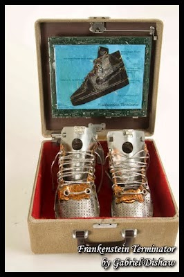 KEREN .... Sepatu ini di Buat dari Leptop Bekas