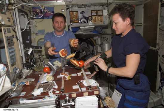 Bagaimana astronot makan di ruang angkasa?