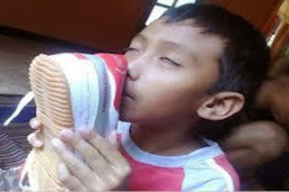 Sepatu Basah dan Bau? Atasi dengan Cara ini!