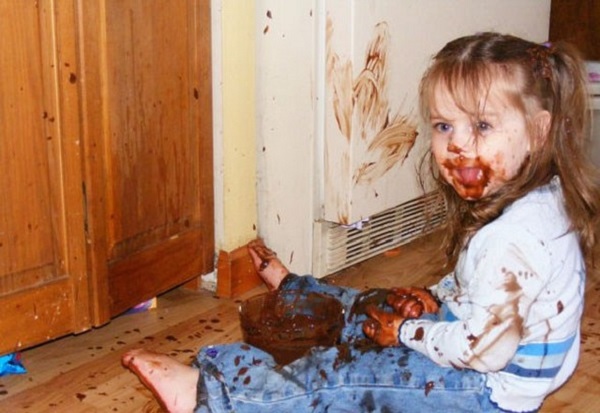 20 Foto ini Buktikan Bahwa Meninggalkan Anak Sendirian di Rumah adalah IDE BURUK 