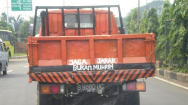 Kumpulan foto Tulisan Lucu Di Bak Truk Kreatif yang ada di Indonesia
