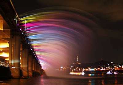 Air Mancur Indah di Jembatan Seoul 