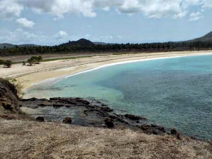 Unik gan! Di pantai ini Agan Bisa Lihat Laut Terbelah dan Jalan ke Tengah Laut