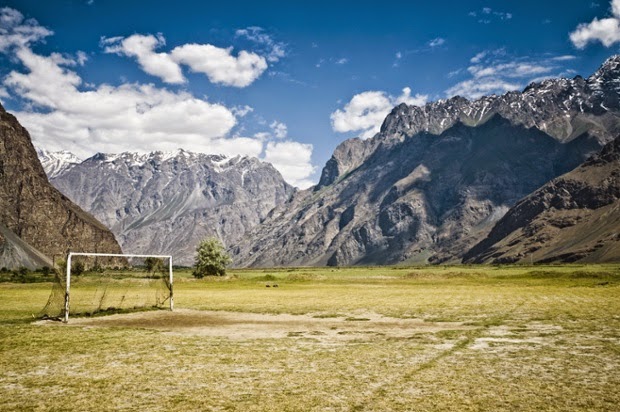 10 Lapangan Bola Paling Gokil Yang Ada Di Dunia