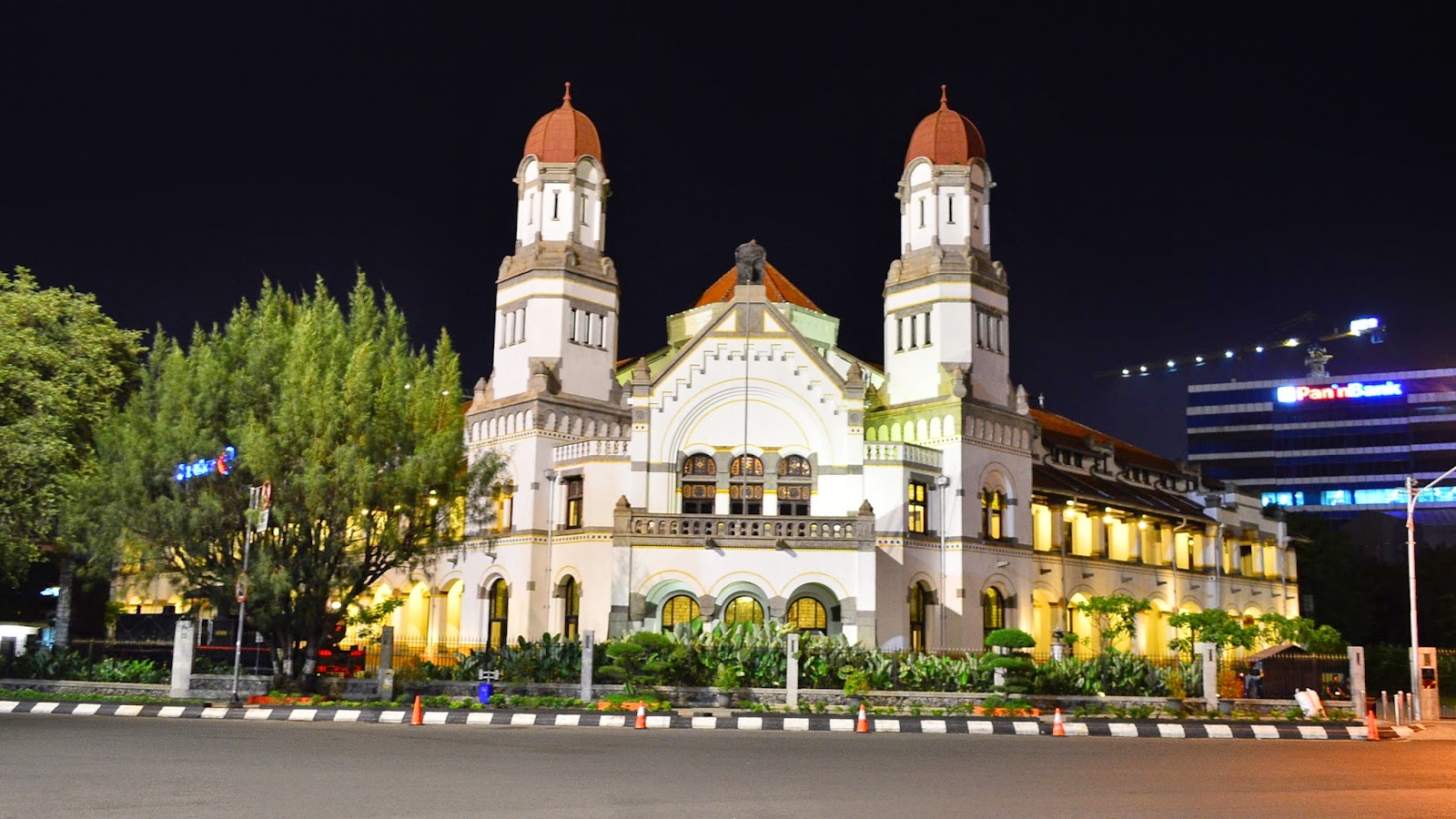 Melirik Lebih Dalam Sisi Keindahan dan Kemisteriusan Lawang sewu