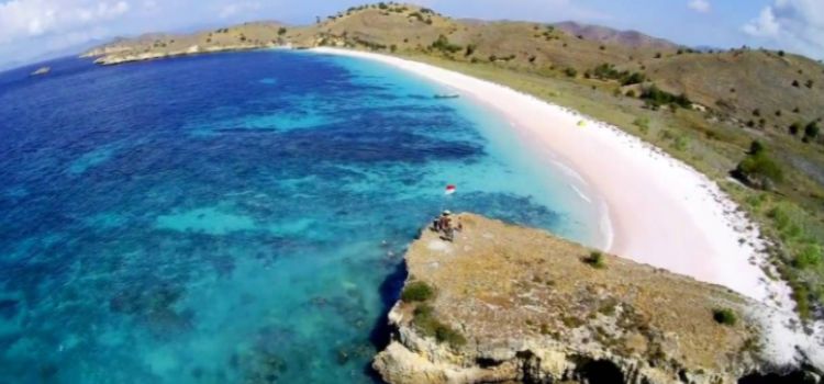 Keren, Indonesia Punya Tiga Pantai Berwarna Pink