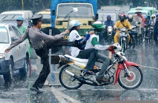 10 Penyebab Citra Polisi Indonesia Jelek Di Mata Masyarakat