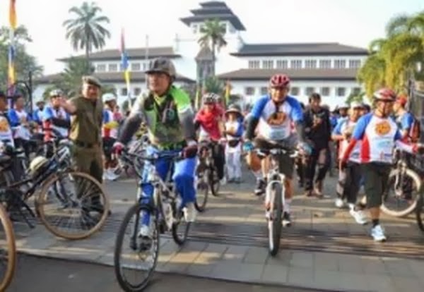 |Gebrakan Baru| Aher: Setiap Jum'at PNS Wajib Pake Sepeda Ke Kantor