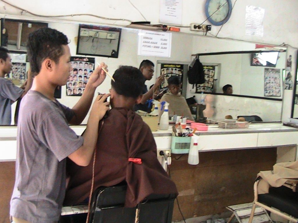 Terjual KURSUS POTONG  RAMBUT  PRIA  PROFESIONAL KASKUS