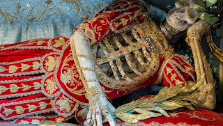 Misteri Tengkorak Bertahtakan Perhiasan di Eropa