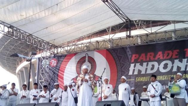 Dengan Membawa Bendera Merah Putih, Santri-santri Papua Ikut Semarakkan Parade Tauhid