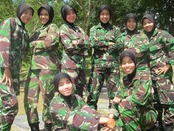 SETUJU GA KALO WANITA TNI MAKE JILBAB?