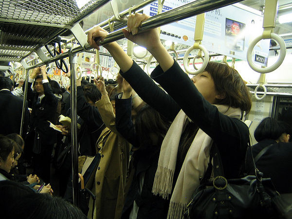 Kebiasaan Aneh Orang Jepang, Tertidur di Dalam Kereta Spt Mentos Versi Baju Kepompong