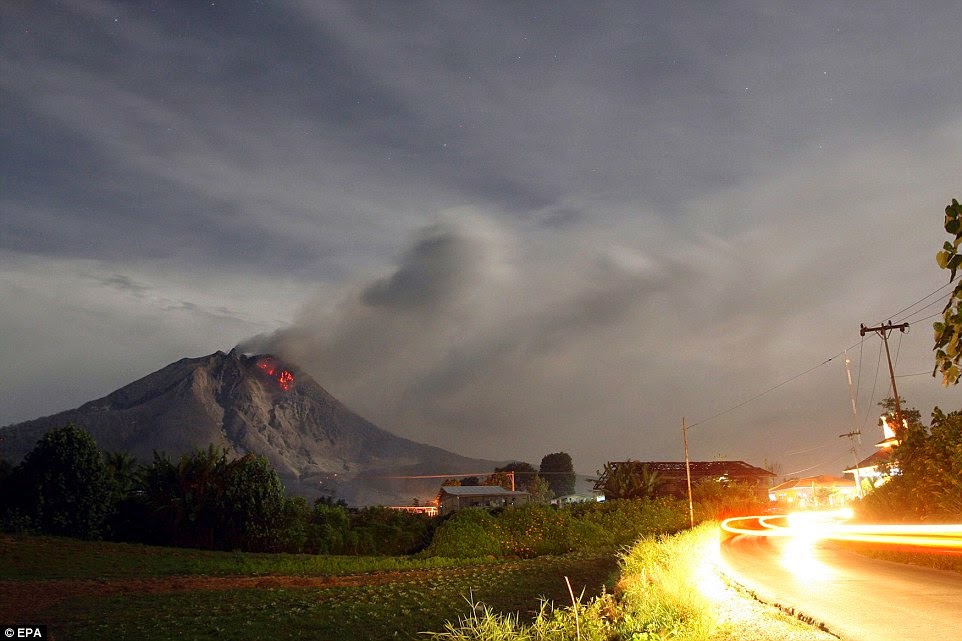 Foto-Foto Dahsyatnya Letusan Erupsi Gunung Sinabung