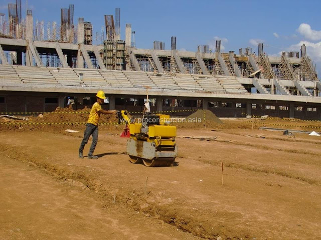 &#91;Proses&#93; Pekerjaan Rumput Lapangan Sepakbola Stadion Gedebage Kota Bandung