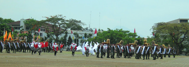 Atraksi Puluhan Tentara Keren di Gasibu