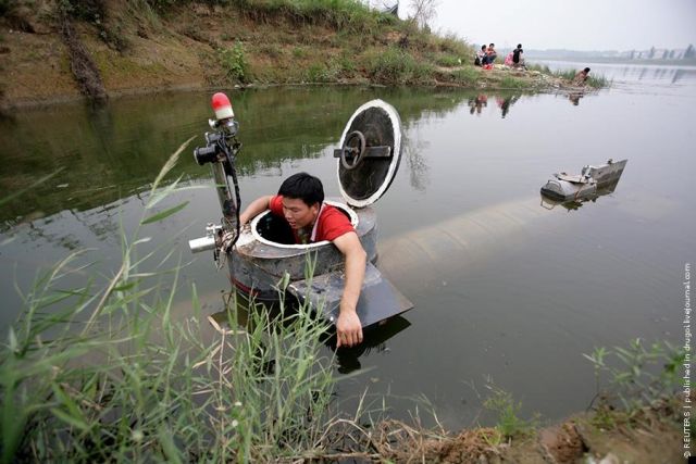 Orang ini Lulusan SD Tapi Bisa Bikin Kapal Selam di Rumahnya Gan Keren..