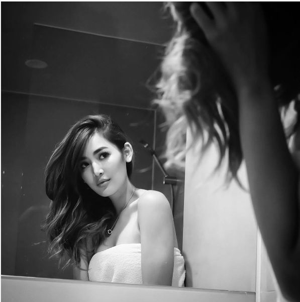 heboh-pose-menantang-7-selebriti-dengan-balutan-handuk